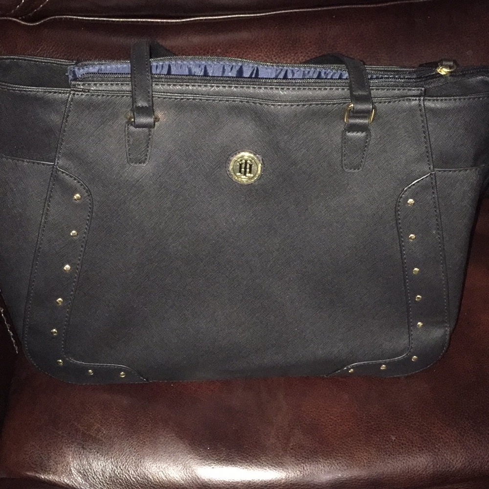 Black Tommy Hilfiger tote with pockets on the side